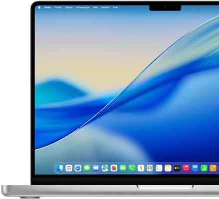 Un MacBook Pro 14 pouces argent ouvert avec le fond d’écran macOS Tahoe 26.