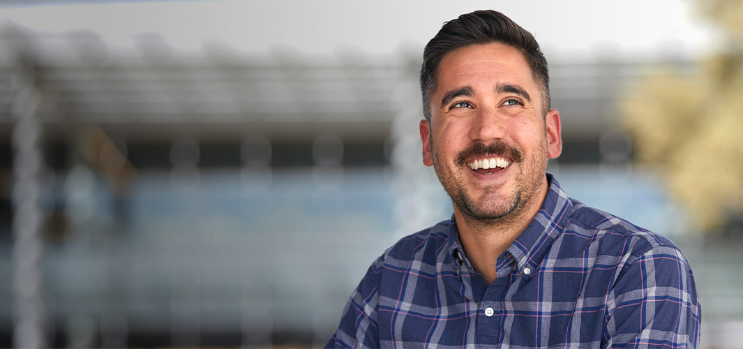 Marc, der smiler stort, kigger ud til siden.