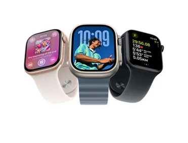 三款 Apple Watch 裝置：Apple Watch Series 11，玫瑰金色鋁金屬錶殼，展示 Apple Music、播放清單控制項目、設於右側的數碼錶冠，配淡胭脂色運動錶帶和銀色收入式鈕扣；Apple Watch Ultra 3，原色鈦金屬錶殼，展示貼邊設計顯示器、覆疊於時間之上的相片、設於右側的數碼錶冠，配錨鐵藍色海洋錶帶，錶帶採用管形 fluoroelastomer 橡膠；Apple Watch SE 3，午夜暗色鋁金屬錶殼，展示設於右側的數碼錶冠、户外跑步體能訓練中的進階數據