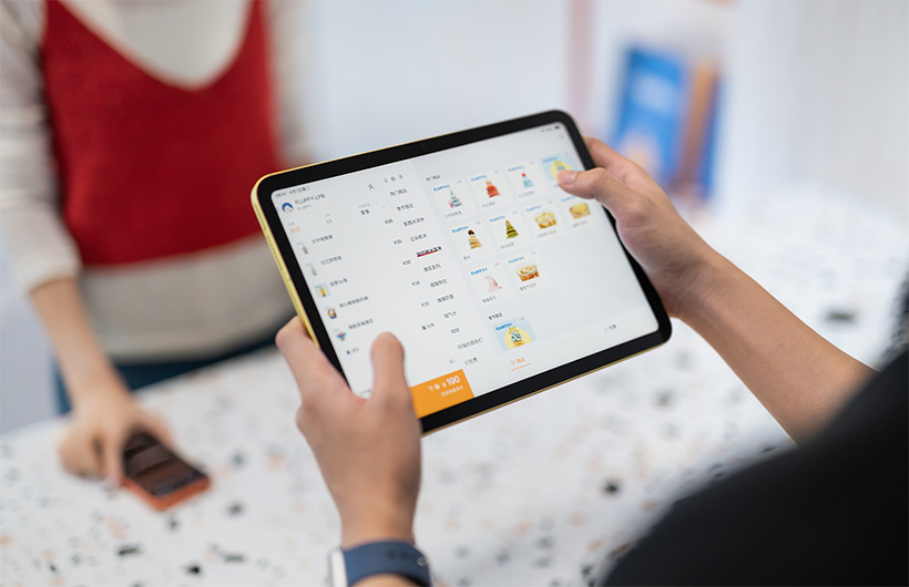 With iPad and the FLIPOS app, FLUFFY employees have the power of a POS system in the palms of their hands.