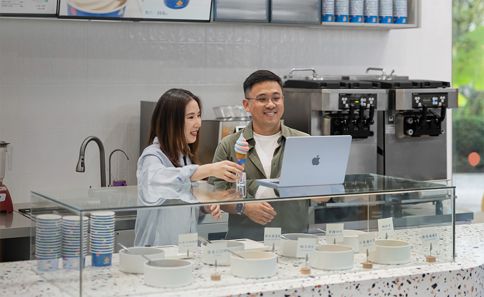 Mac is lightweight with a long-lasting battery, which makes it the perfect device for FLUFFY’s founder as they travel between store locations.