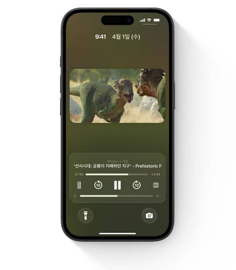 내장된 Apple TV 제어 기능이 표시된 iPhone의 모습