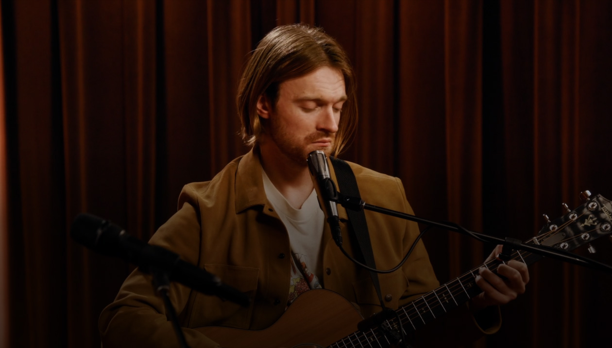 Kacey Musgraves e FINNEAS cantando e tocando violão juntos