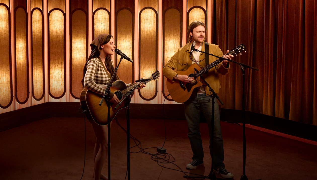 Kacey Musgraves e FINNEAS cantando e tocando violão juntos