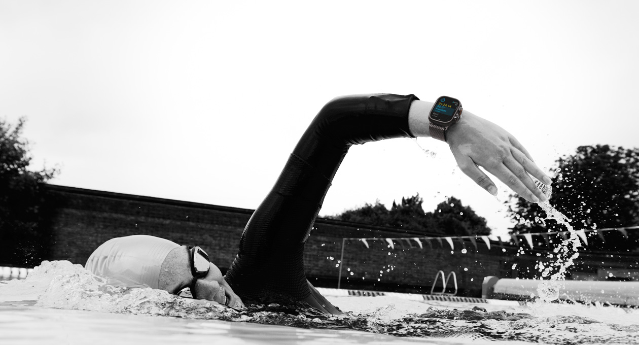 Een zwemmer die een work-out bijhoudt op Apple Watch Ultra 3