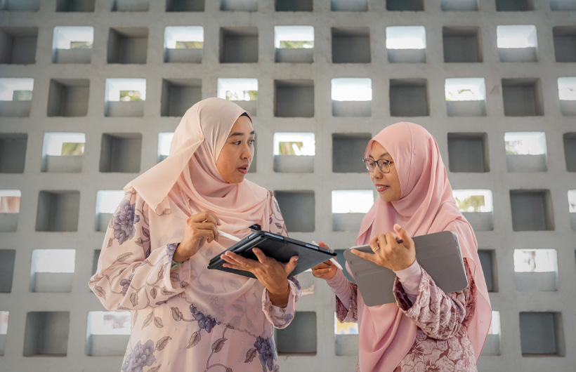 Nur Safiga Sapar (ALC) melatih guru lainnya, Fatin Shahera di Sekolah Tun Fatimah.