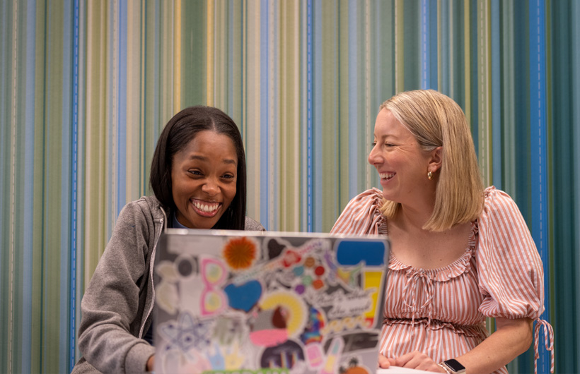 Guru Autumn Moore bekerja sama dengan Kelsey Ord (ALC) dalam sesi pembimbingan kelompok di Richardson Independent School District.