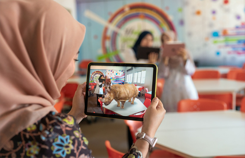 Guru di Sekolah Seri Puteri bekerja sama dengan Ah Ho Yen Sze (ALC) untuk menjelajahi manfaat augmented reality di ruang kelas dengan iPad.