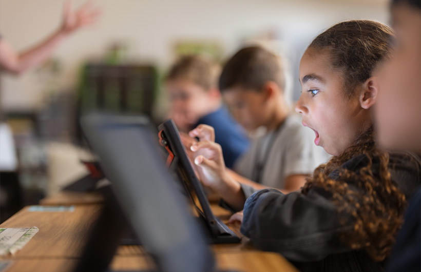 Seorang siswa di Richardson Independent School District menanggapi pelajaran yang terinspirasi oleh Apple Learning Coach.