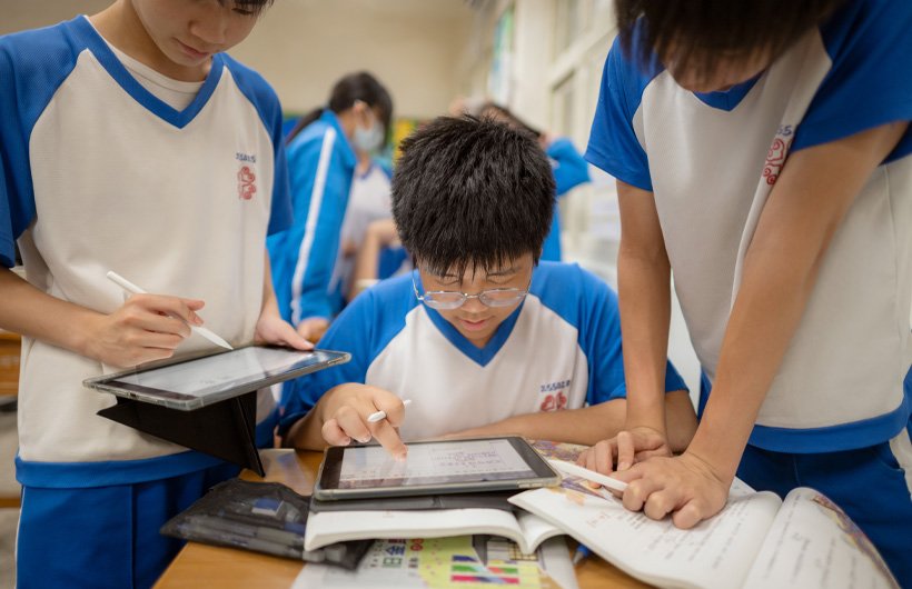 Siswa di Municipal Ruifang Junior High bekerja sama untuk menyelesaikan tugas kelompok di GoodNotes. 