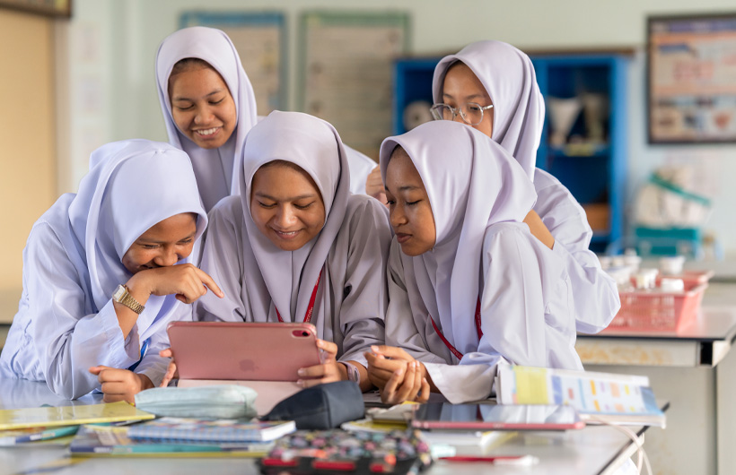 Siswa di Sekolah Seri Puteri berkolaborasi dalam video di iMovie untuk menunjukkan pemahaman mereka tentang termodinamika.