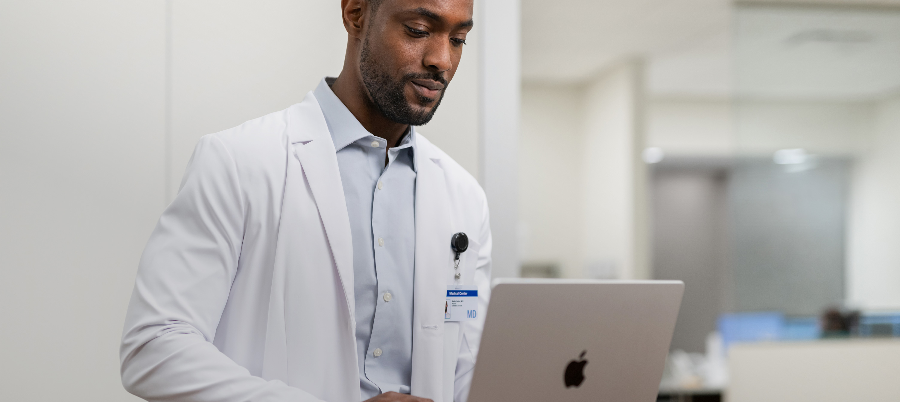 Un médecin travaille sur un MacBook Pro à l’hôpital.