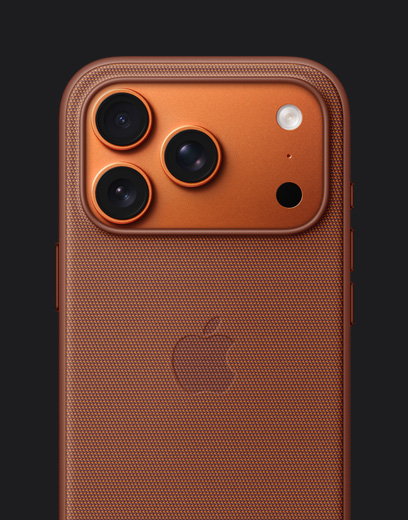 iPhone 17 Pro, pohled zezadu, kosmicky oranžová barva, s oranžovým krytem z tkaniny TechWoven s MagSafe
