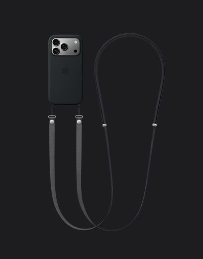 iPhone 17 Pro, pohled zezadu, stříbrná barva, s černým silikonovým krytem s MagSafe a připnutým tmavě šedým crossbody popruhem