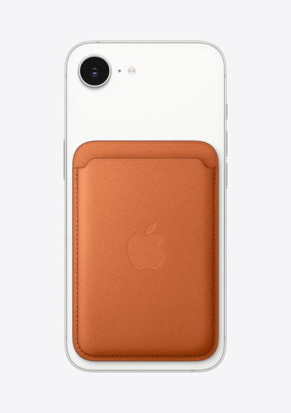 iPhone 17e, arkadan dış görünüm, beyaz renk, MagSafe özellikli Tilki Turuncusu renk Mikro Dokuma Cüzdan, üstte Fusion kamera